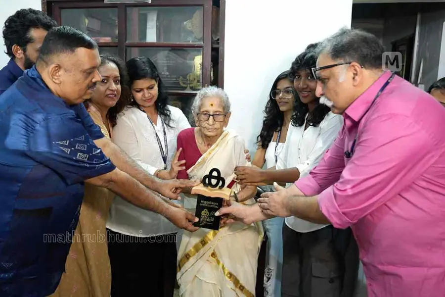 മനുഷ്യന്‍ മൃഗങ്ങളില്‍ നിന്നുയര്‍ന്നത് സംസ്‌കൃതിയിലൂടെ, മൃഗങ്ങള്‍ക്കുള്ളത് പ്രകൃതി -ഡോ.എം ലീലാവതി
