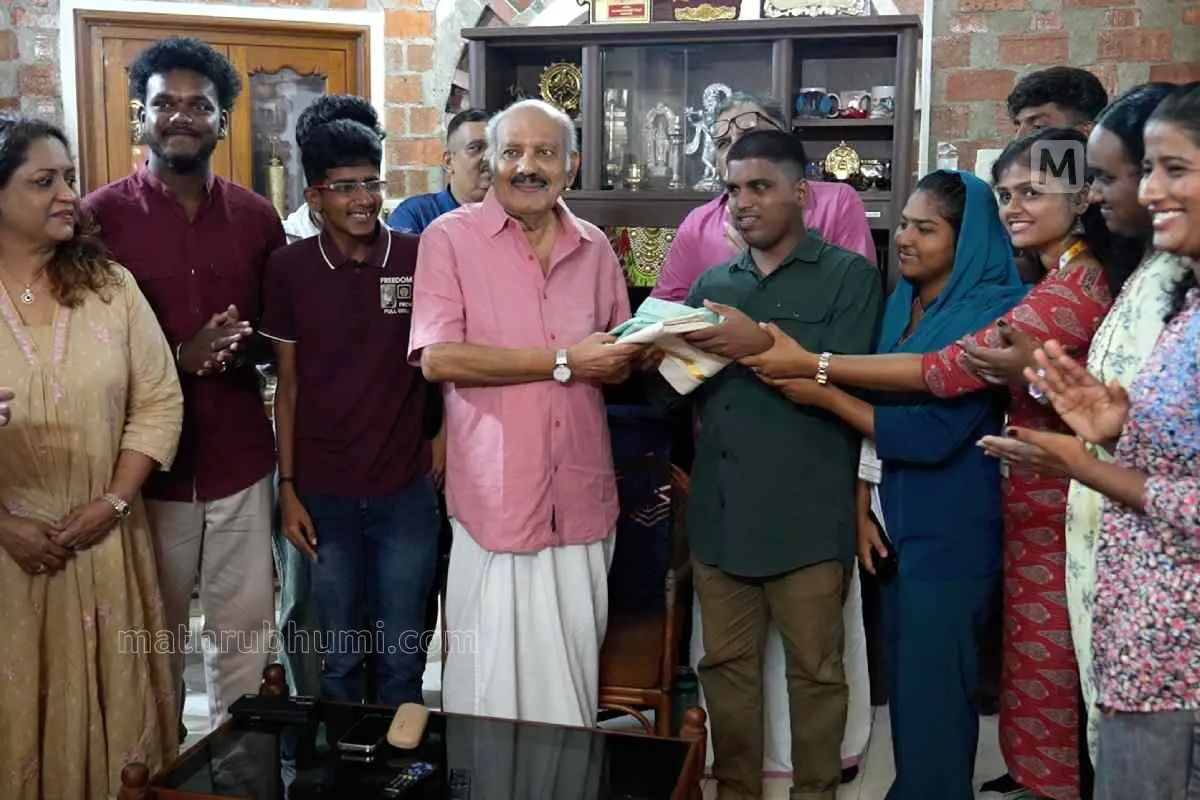 മാതൃഭൂമിയുടെ പ്രതിഭാപ്രണാമം ഏറ്റുവാങ്ങുന്ന എഴുത്തുകാരൻ സേതു (ഫോട്ടോ: അഭിലാഷ് ചിറക്കടവ്)