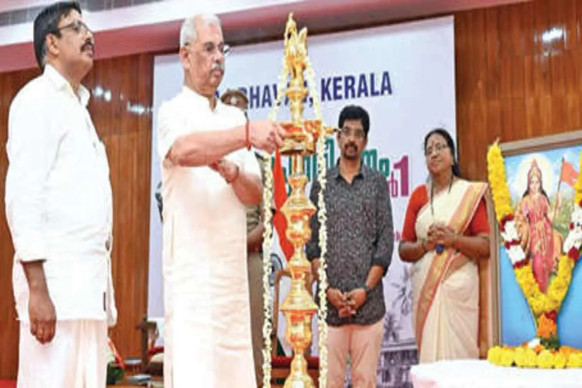 രാജ്ഭവനിലെ കേരളപ്പിറവി ദിനാഘോഷത്തിൽ ഗവർണർ രാജേന്ദ്ര ആർലേക്കർ ഭാരതാംബയ്ക്കുമുന്നിൽ വിളക്കുകൊളുത്തിയപ്പോൾ