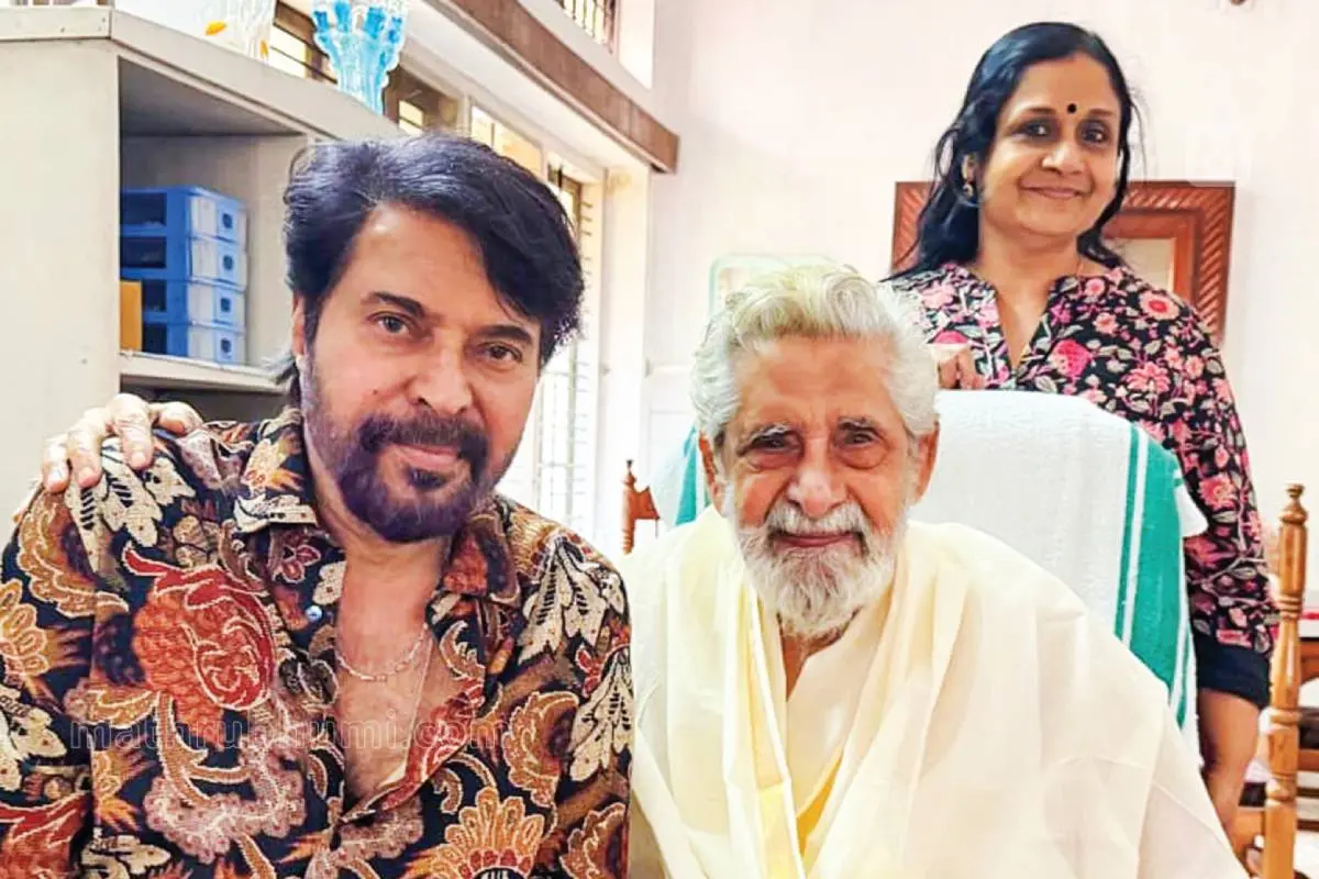 തിരുവനന്തപുരത്തെ വസതിയിൽ മധുവിനെ കാണാൻ മമ്മൂട്ടി എത്തിയപ്പോൾ. മധുവിന്റെ മകൾ ഉമ സമീപം | ഫോട്ടോ: മാതൃഭൂമി