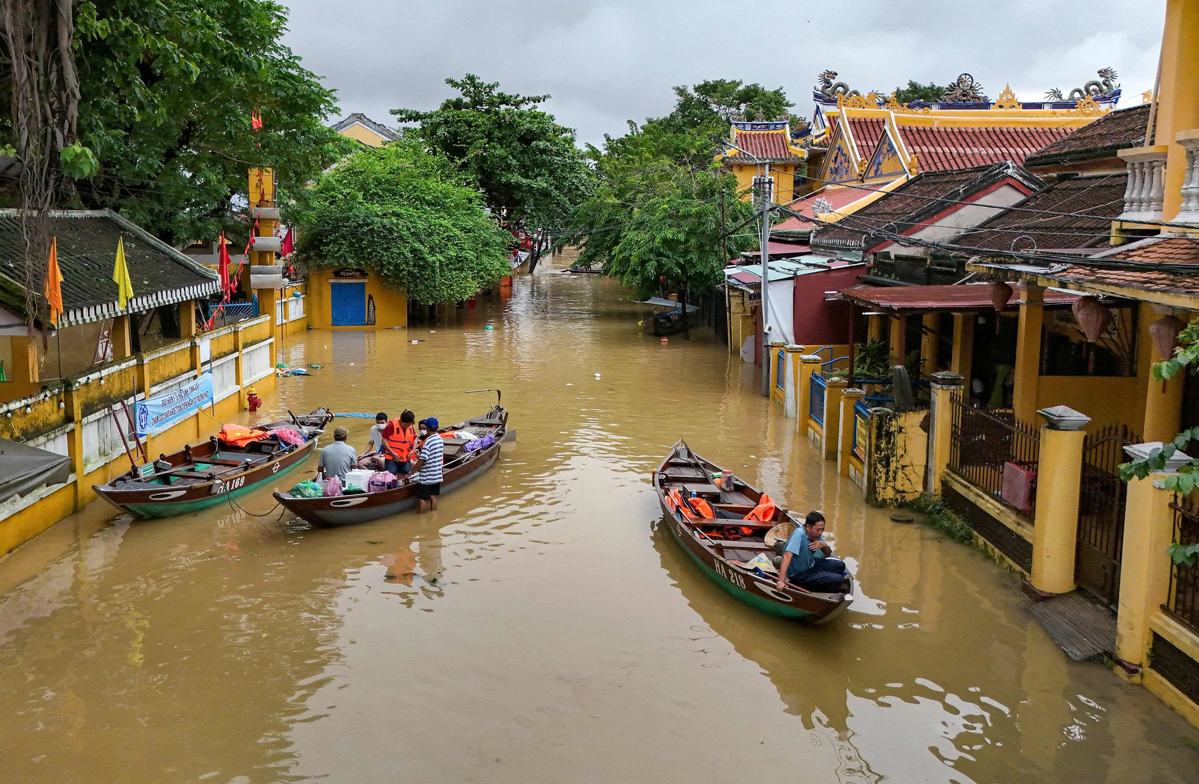 People navigating a flooded street on boats following heavy rains in Hoi An | Photo: AFP