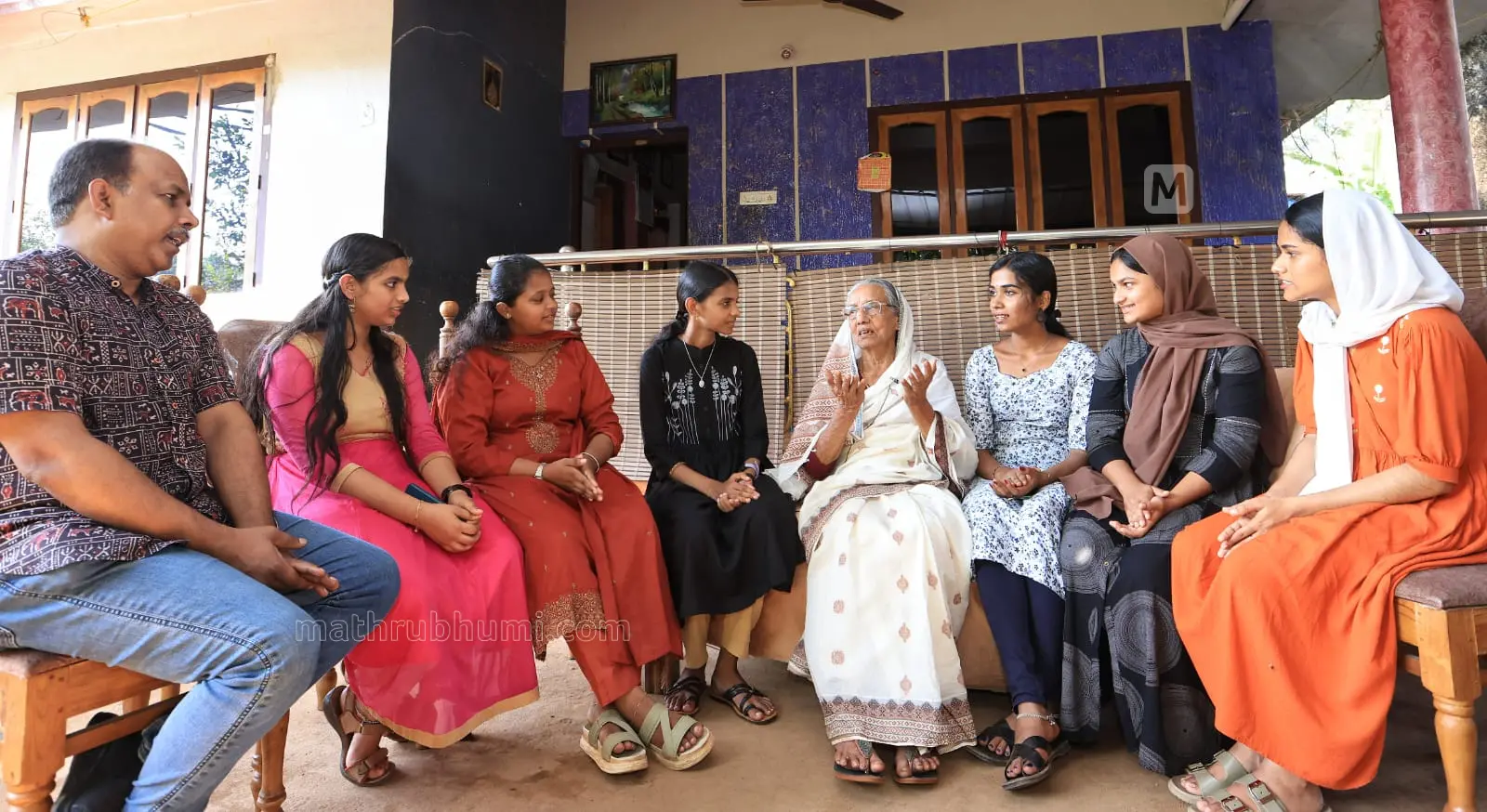 നിലമ്പൂര് ആയിഷ വിദ്യാര്ഥികളോട് സംവദിക്കുന്നു (ഫോട്ടോ: കെ.വി സതീഷ്കുമാര്)