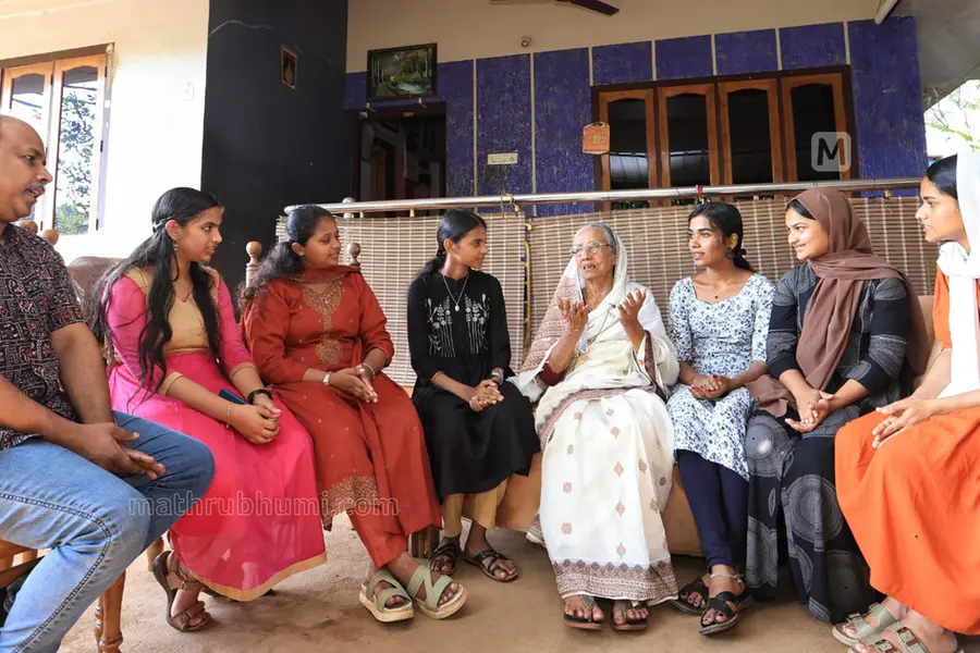 കനല്താണ്ടിയ നാടകവഴികളിലൂടത്രയും ആ നായിക പിന്നോട്ടുനടന്നു; ഓര്മ്മകളുടെ മഹാനടനവുമായി 'ആയിഷാത്ത'