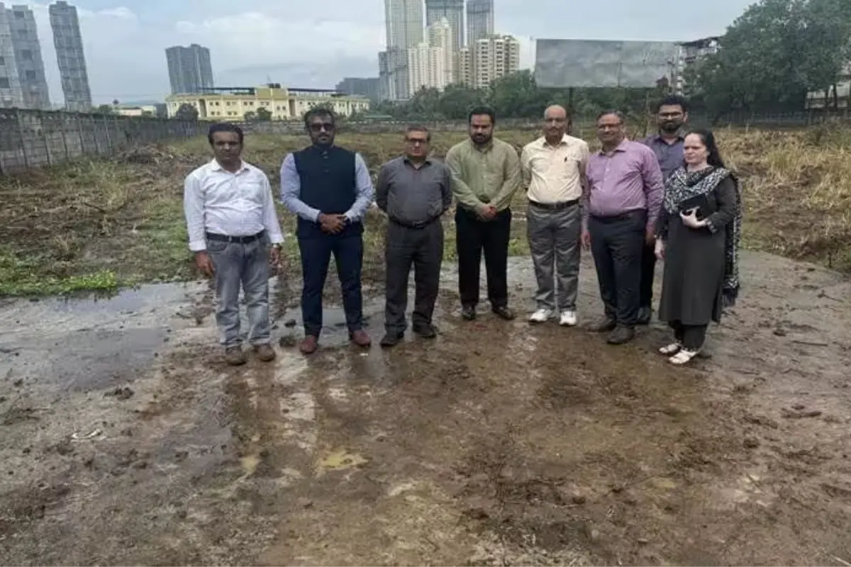 Dr Chandra Shekhar Kumar, Secretary, Ministry of Minority Affairs, reviews the proposed site for the new Haj House at Kharghar, Navi Mumbai, along with officials from the Haj Committee of India (HCoI) and the Central Public Works Department (CPWD). Photo: X@MOMAIndia