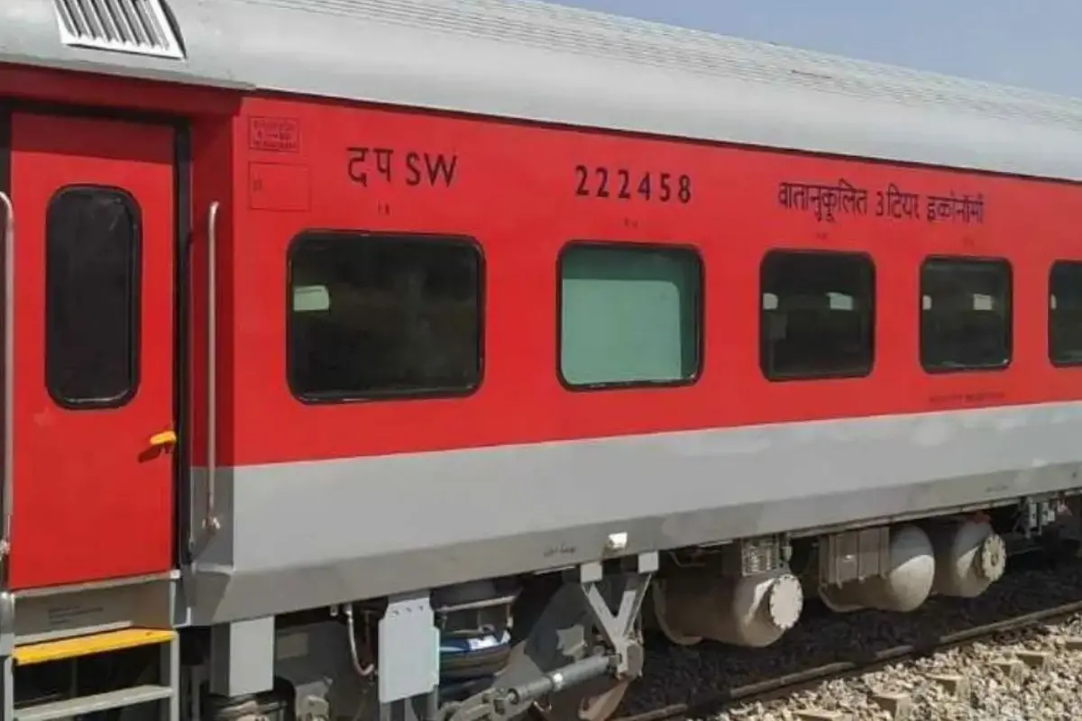The Yesvantpur Weekly Express was attacked with stones between Kannur South and Thalassery, leaving one passenger injured. Photo: X