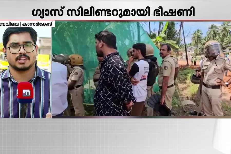 കാസർകോട് ബേവിഞ്ചയിൽ ദേശീയപാത നിർമാണത്തിനായി വീട് പൊളിക്കുന്നതിനെതിരെ പ്രതിഷേധം