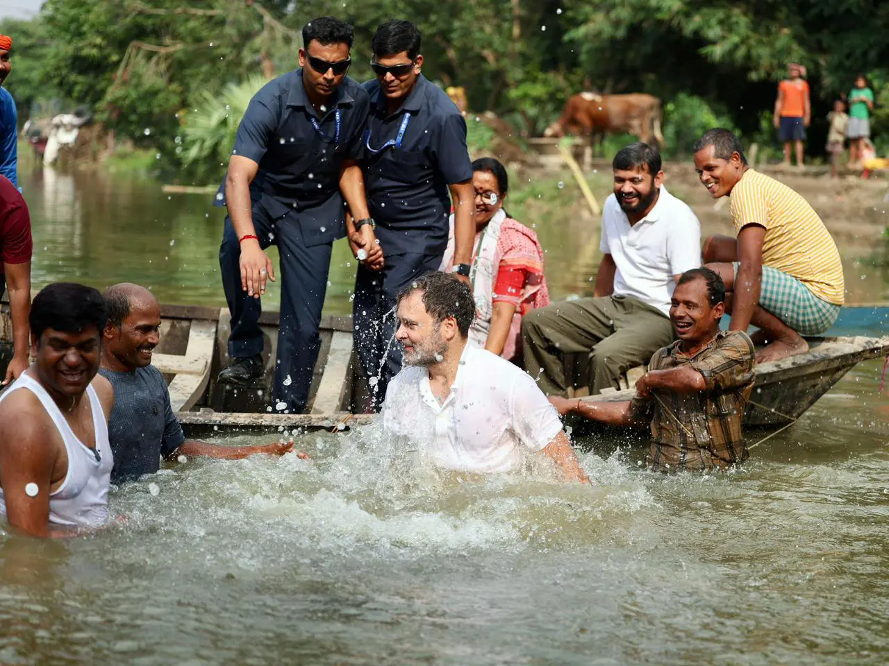 രാഹുല് ഗാന്ധി ബിഹാറില് കുളത്തിലിറങ്ങിയപ്പോൾ