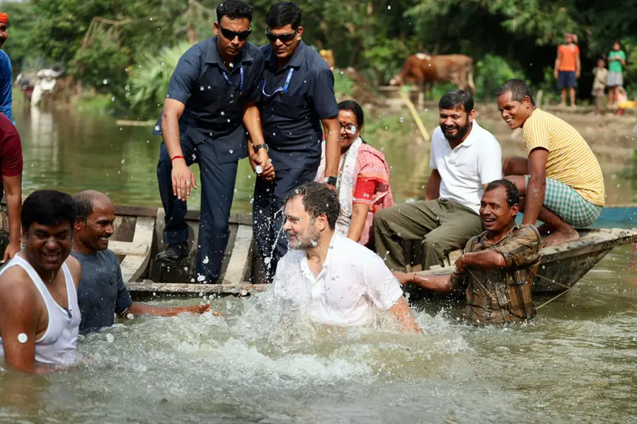 തിരഞ്ഞെടുപ്പ് പ്രചാരണത്തിനിടെ മീന്പിടിത്തം; കുളത്തില് ചാടി രാഹുല് ഗാന്ധി, മുദ്രാവാക്യം വിളിച്ച് അണികള്