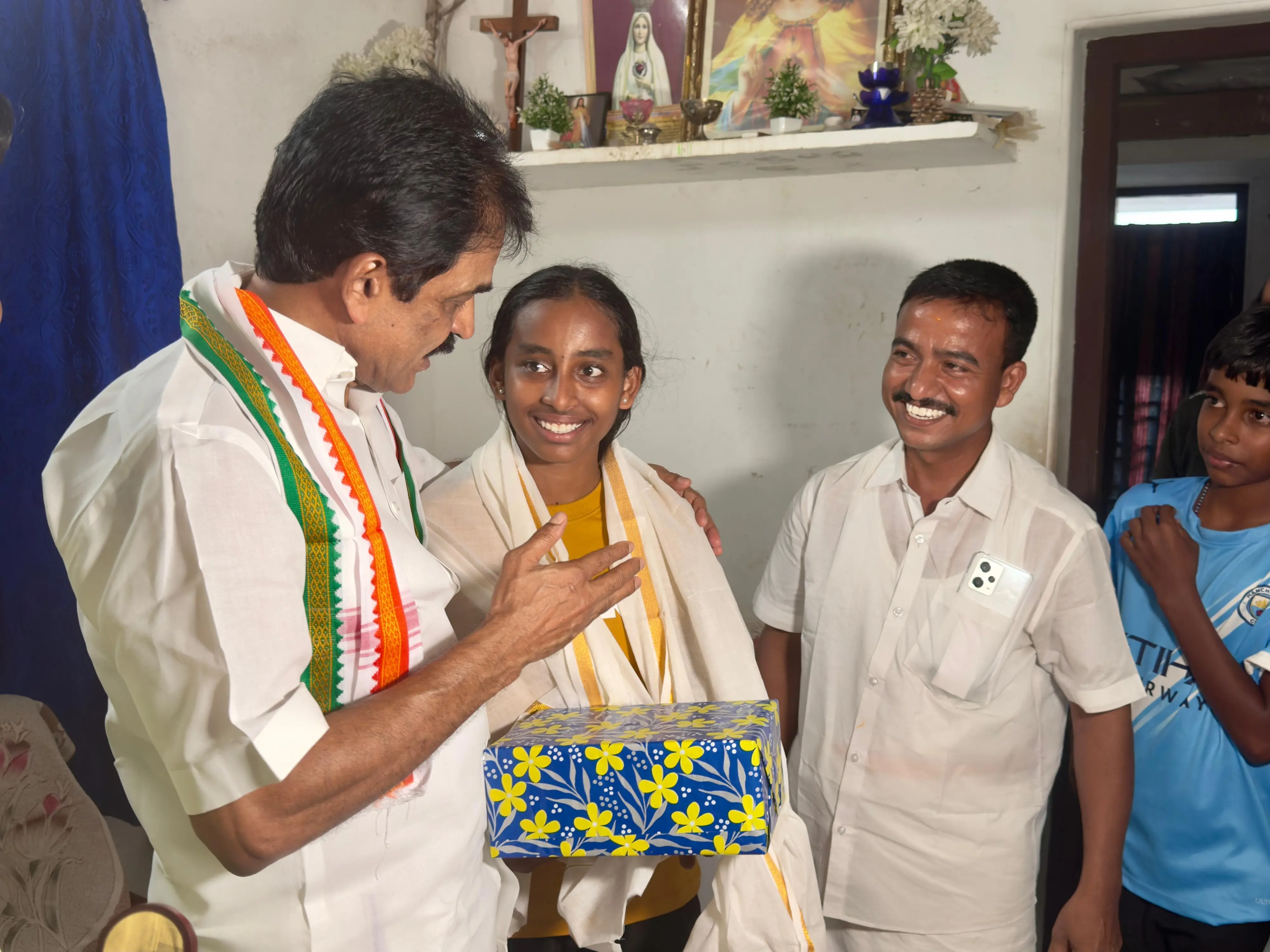 എയ്ഞ്ചലിന് ഷൂസുമായി കെസി വേണുഗോപാല്‍ വീട്ടിലെത്തിയപ്പോൾ