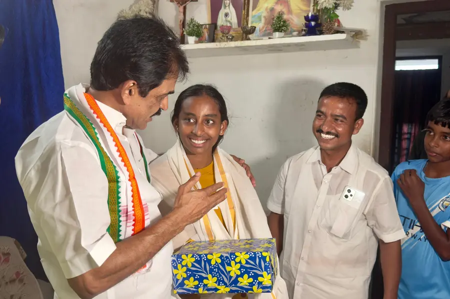 ‘ഉശിരോടെ പോരാടൂ’; എയ്ഞ്ചലിന് ഷൂസുമായി കെ.സി. വേണുഗോപാല് വീട്ടിലെത്തി