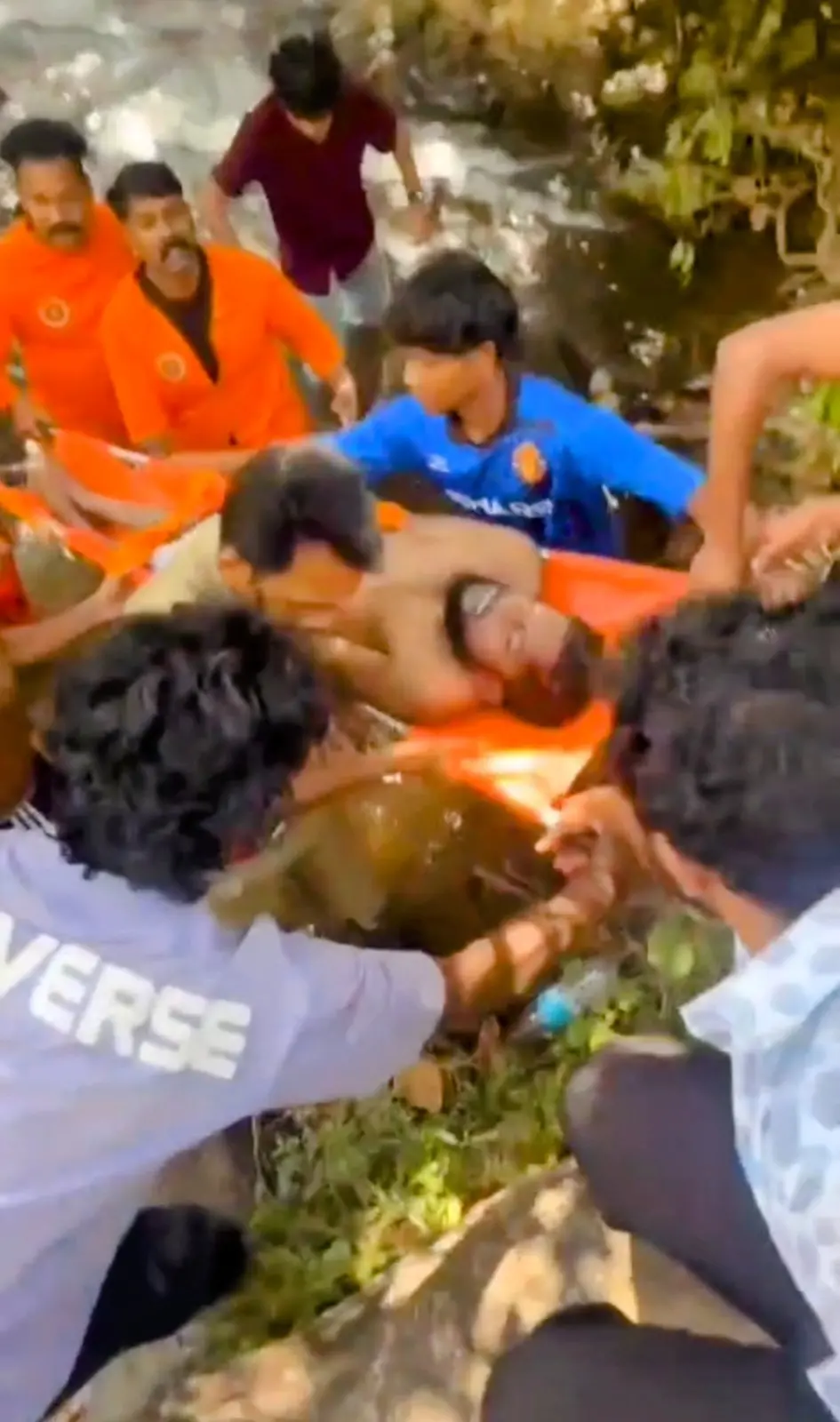 കയത്തിൽ വീണയാളെ അഗ്നി രക്ഷാ സേന പുറത്തേക്കെത്തിക്കുന്നു