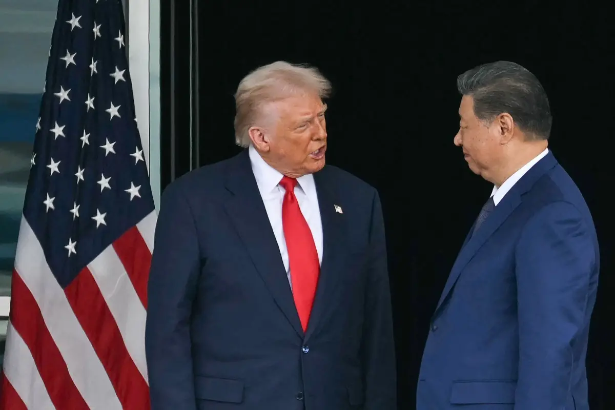 US President Donald Trump (L) and China's President Xi Jinping leave after their talks at the Gimhae Air Base, located next to the Gimhae International Airport in Busan. | Photo: AFP