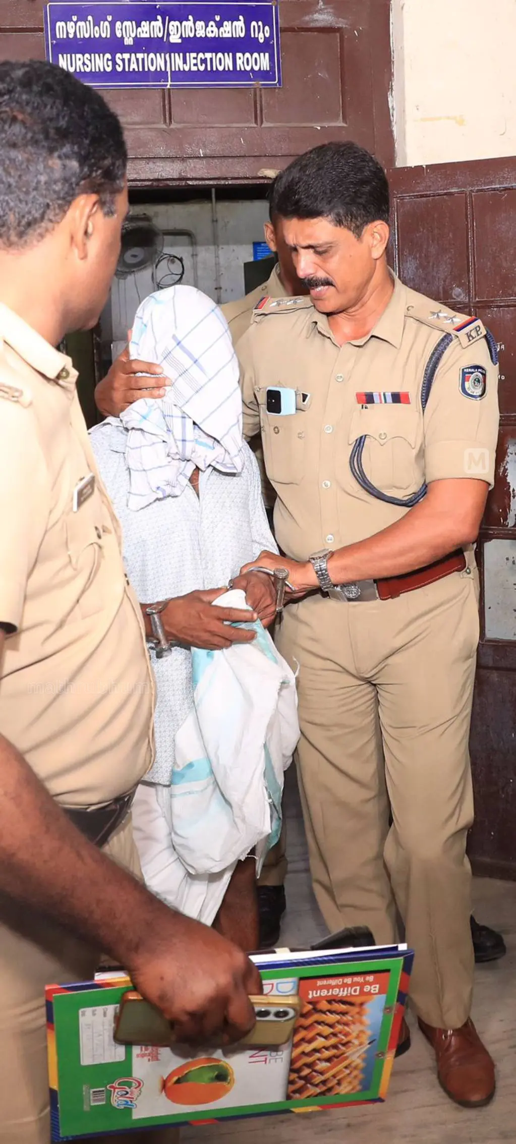 പ്രതിയെ വൈദ്യപരിശോധനയ്ക്ക് കൊണ്ടുവന്നപ്പോൾ| ഫോട്ടോ: ഉണ്ണിക്കൃഷ്ണൻ പടിഞ്ഞാറ്റില്/ മാതൃഭൂമി