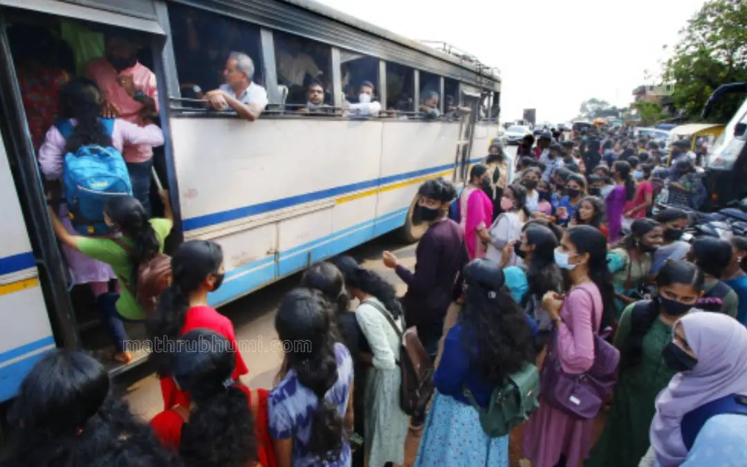 Students boarding KSRTC bus in Kasaragod | Photo: Mathrubhumi/Ramanath Pai