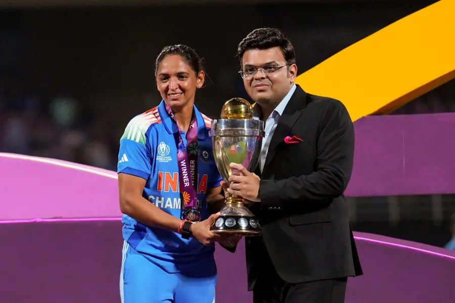 നൃത്തം ചെയ്ത് ട്രോഫി സ്വീകരിക്കാനെത്തി, പിന്നാലെ കാലില്‍ തൊടാന്‍ ഹര്‍മന്‍പ്രീതിന്റെ ശ്രമം; സ്‌നേഹപൂര്‍വം തടഞ്ഞ് ജയ് ഷാ