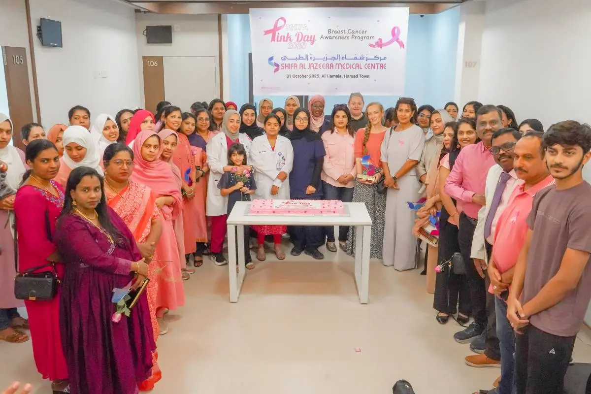 ഷിഫ പിങ്ക് ഡേ ആചരണത്തിന്റെ ഭാഗമായി ഷിഫ അല്‍ ജസീറ ഹമല മെഡിക്കല്‍ സെന്ററില്‍ നടന്ന ചടങ്ങ്