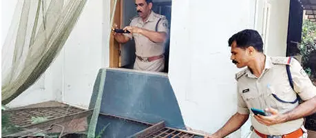 രണ്ടുമാസം പ്രായമായ കുഞ്ഞ് കിണറ്റിൽ വീണ് മരിച്ച സ്ഥലത്ത് തളിപ്പറമ്പ് ഡിവൈഎസ്‍പി കെ.ഇ.പ്രേമചന്ദ്രൻ പരിശോധന നടത്തുന്നു | photo: mathrubhumi