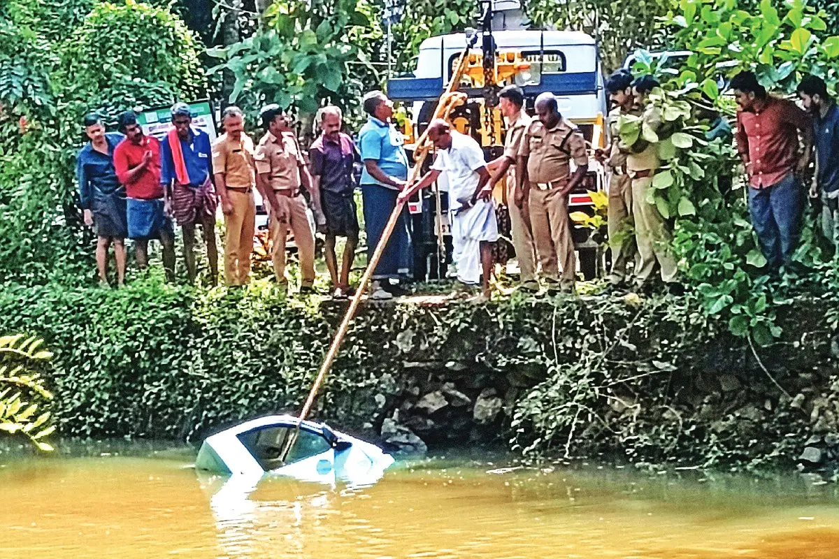പുഴയിലേക്ക് മറിഞ്ഞ വടക്കാഞ്ചേരി നഗരസഭാ വാഹനം കയറ്റുന്നു