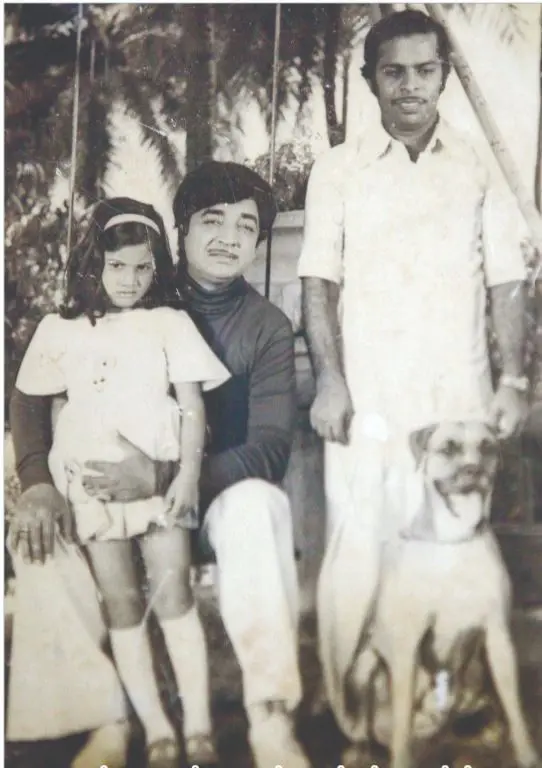 പാതിരാസൂര്യൻ എന്ന ചിത്രത്തിന്റെ സെറ്റിൽ പ്രേംനസീറിനൊപ്പം രതീന്ദ്രൻ (ഫയൽ ചിത്രം) | മാതൃഭൂമി
