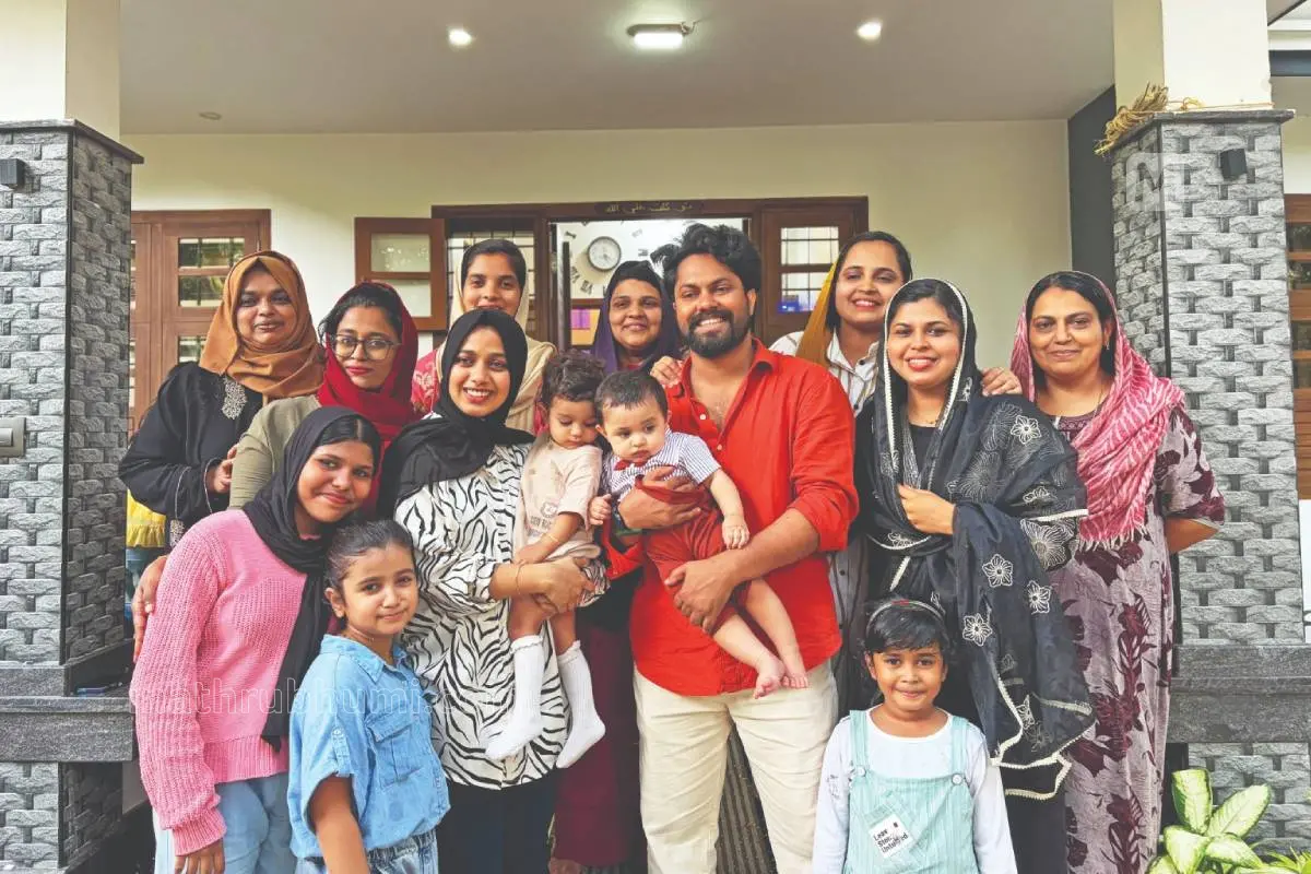 ചലച്ചിത്ര പുരസ്കാര സന്തോഷം കുടുംബാംഗങ്ങളുമായി പങ്കിടുന്ന ഫാസിൽ മുഹമ്മദ്