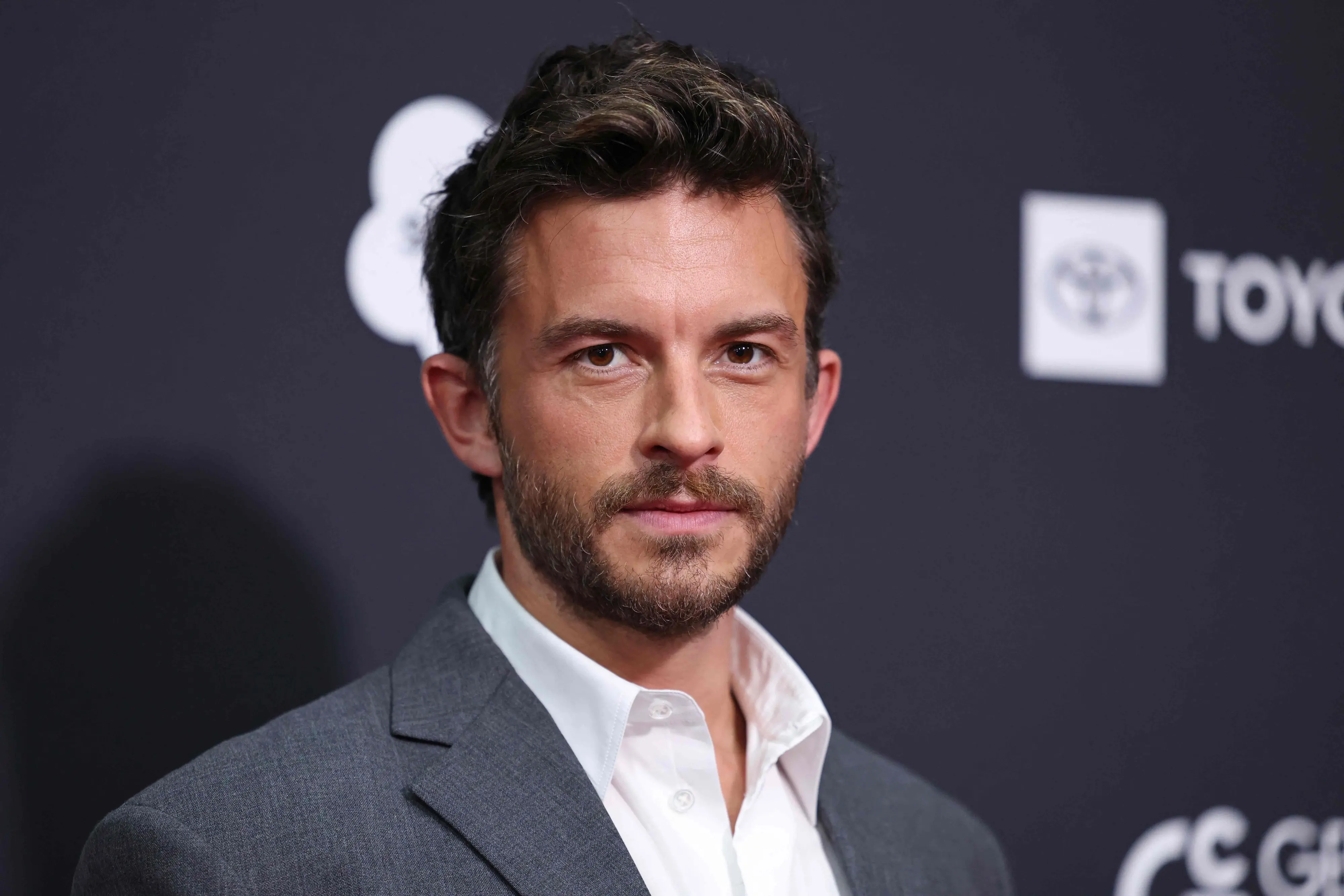English actor Jonathan Bailey | Photo: AFP