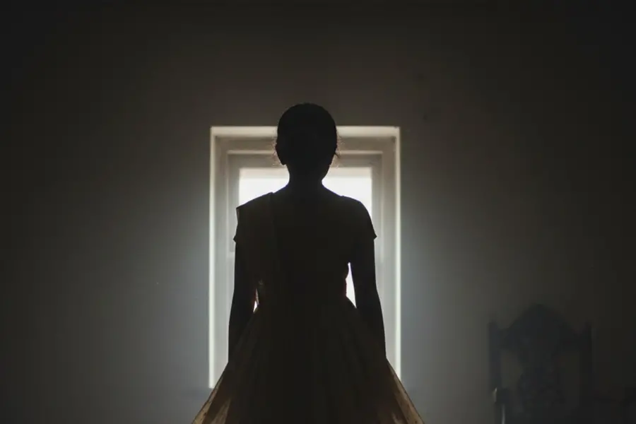 മദ്യം നല്‍കി, അശ്ലീല വീഡിയോ കാണിച്ചു, 12 വയസുകാരിയുടെ മുന്നില്‍വെച്ച് ലൈംഗികബന്ധം; എല്ലാത്തിനും ഒത്താശ ചെയ്തത് അമ്മ