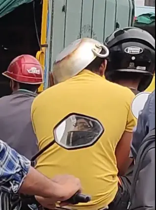 Man wearing kadhai instead of helmet in Bengaluru| Photo: Screengrab, Karnataka Portfolio,X
