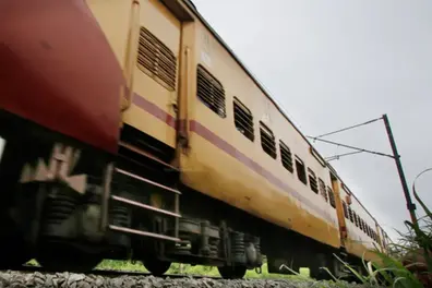 Amicus Curiae flags security gaps in Kerala trains; Vendors, beggars may be sharing passenger details with offenders