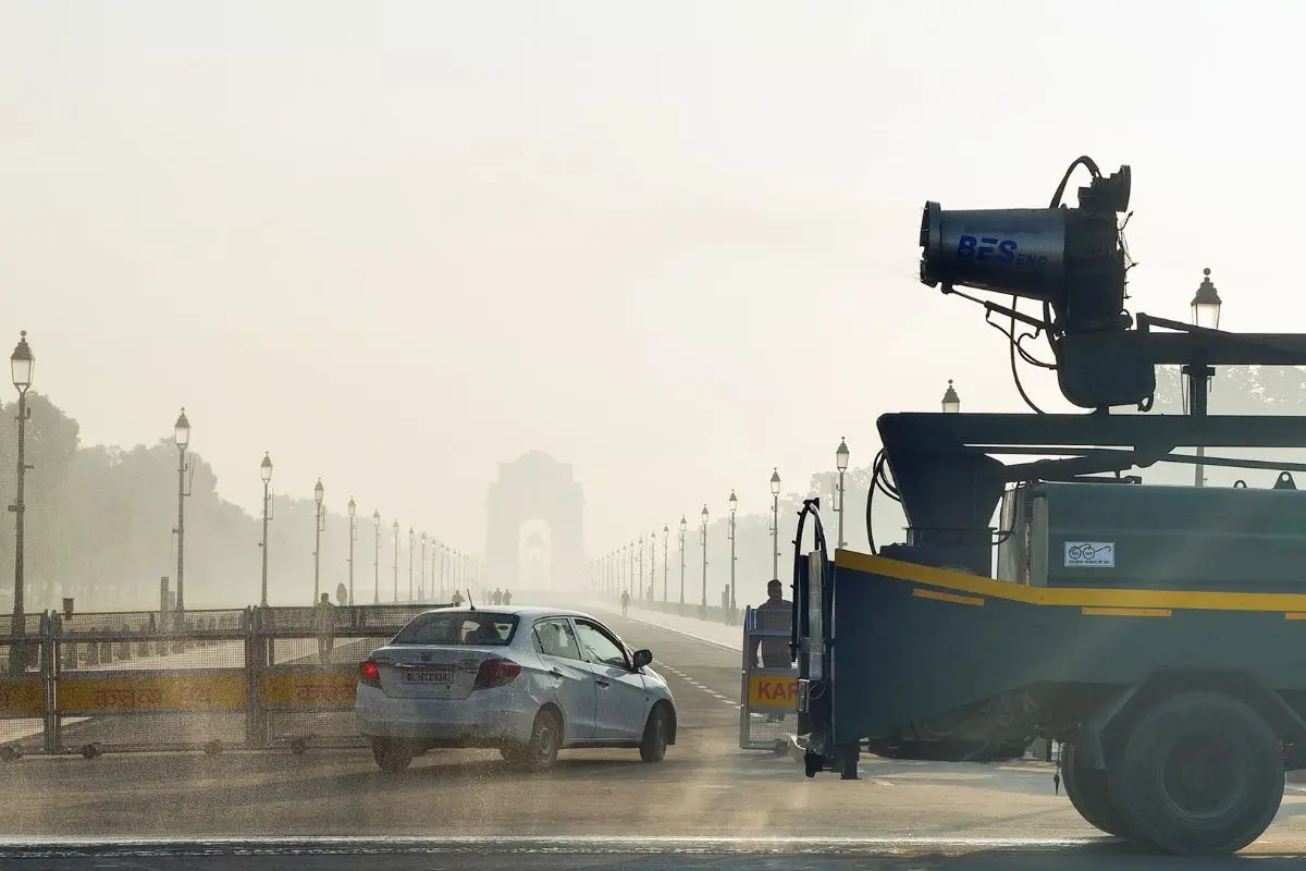 An anti-smog gun sprays fine water droplets to reduce the effects of air pollution | Photo: ANI