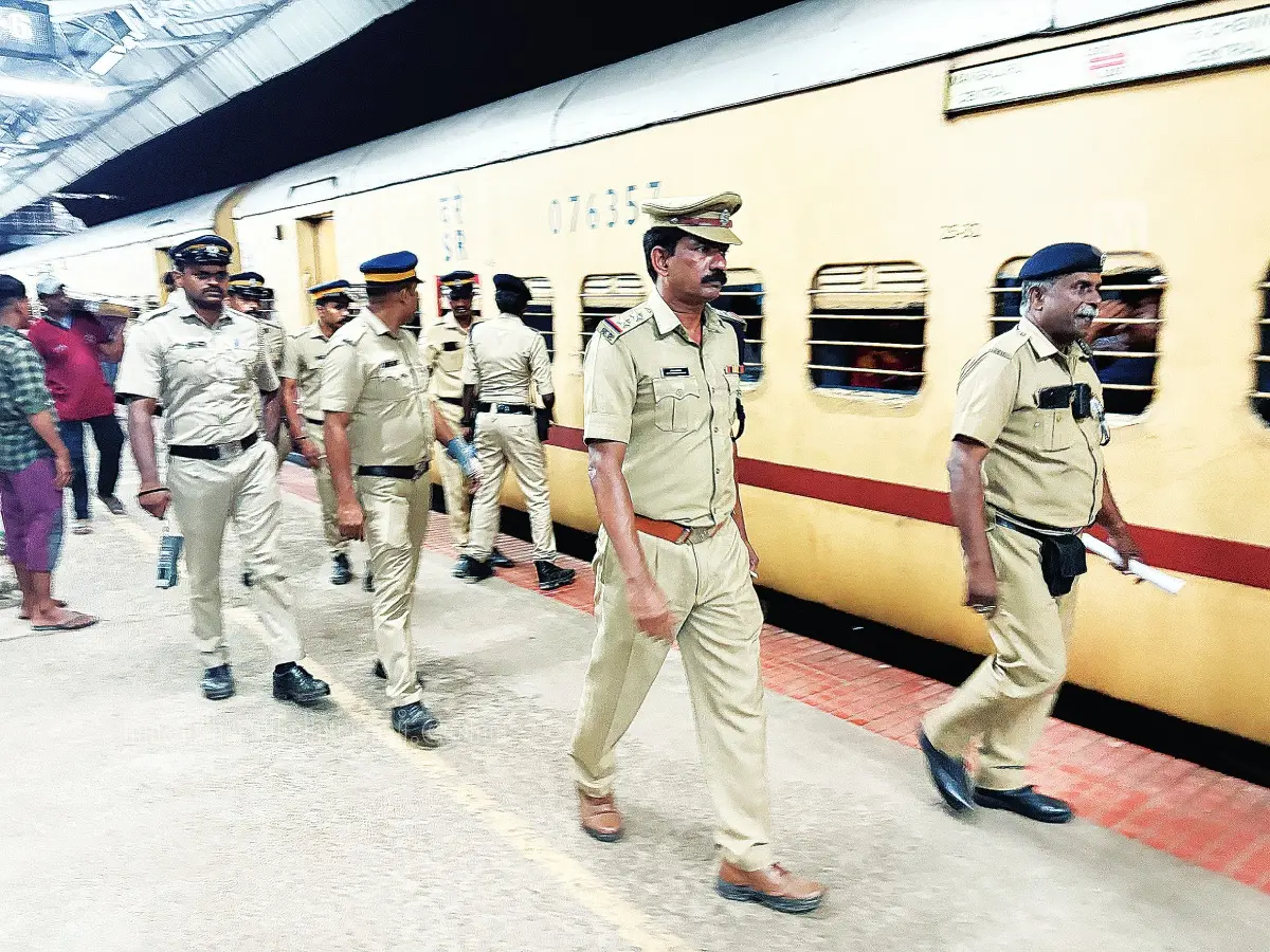 ഷൊർണൂർ റെയിൽവേ സ്റ്റേഷനിൽ പോലീസ് നടത്തിയ പ്രത്യേക പരിശോധന
