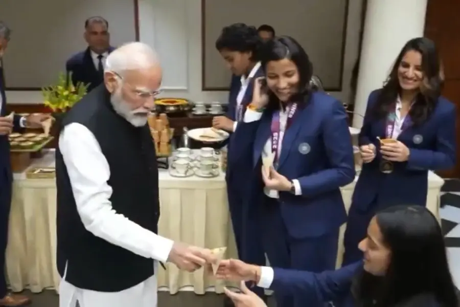 വിരുന്നിനിടെ ഭക്ഷണം എടുക്കാന്‍ ബുദ്ധിമുട്ടി പ്രതിക റാവല്‍; എടുത്തു നല്‍കി മോദി, ഹൃദ്യമെന്ന് സോഷ്യല്‍ മീഡിയ | Video