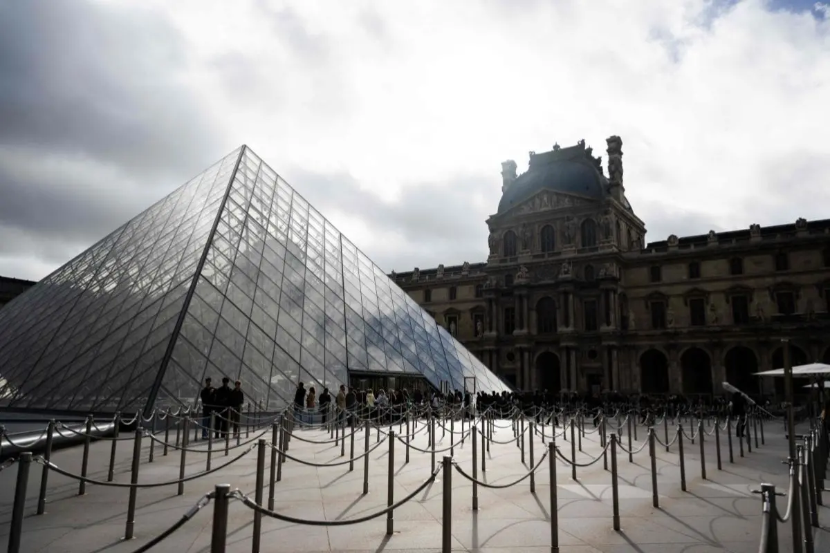 Tourists queue to enter the Louvre museum next to the Louvre pyramid designed by Chinese-US architect Ieoh Ming Pei, in Paris (Photo: AFP)