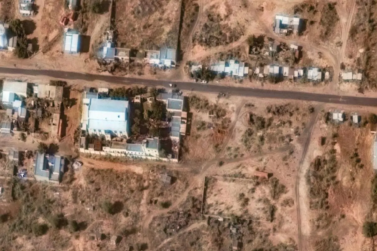 A satellite image released by Vantor appears to show a trench believed by experts to be a possible mass grave being excavated near a former children's hospital controlled by the paramilitary Rapid Support Forces in El-Fasher, Sudan | Photo: AP