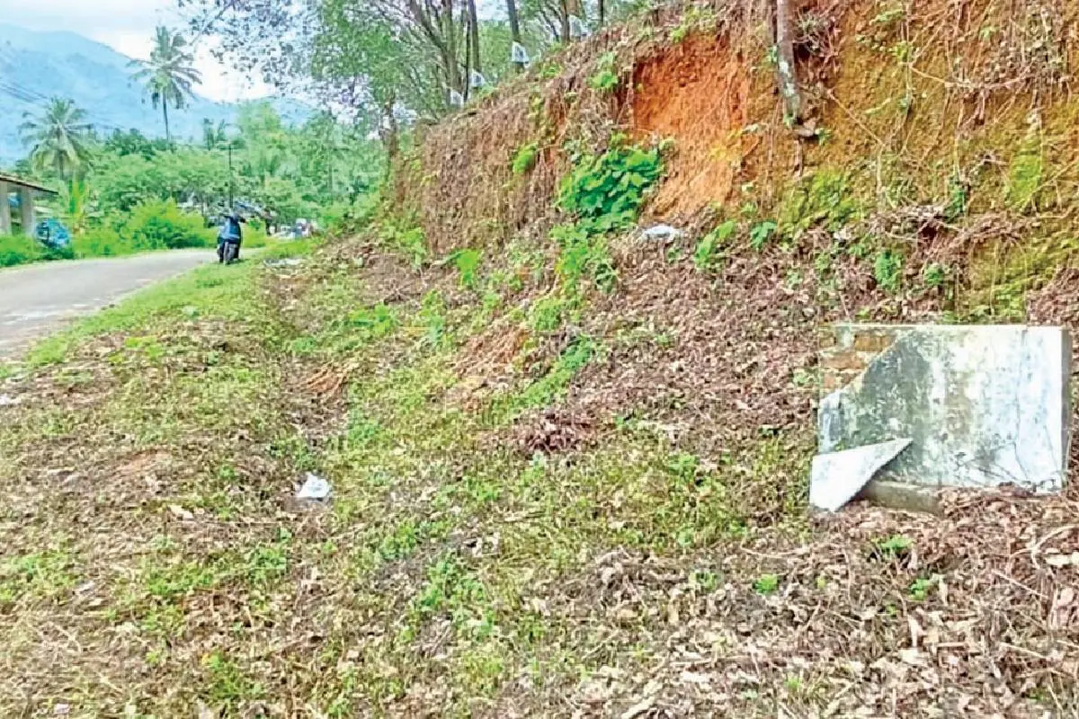 വയനാട് ബദൽറോഡിന്റെ പൂഴിത്തോട് ഭാഗത്തെ ശിലാഫലകം