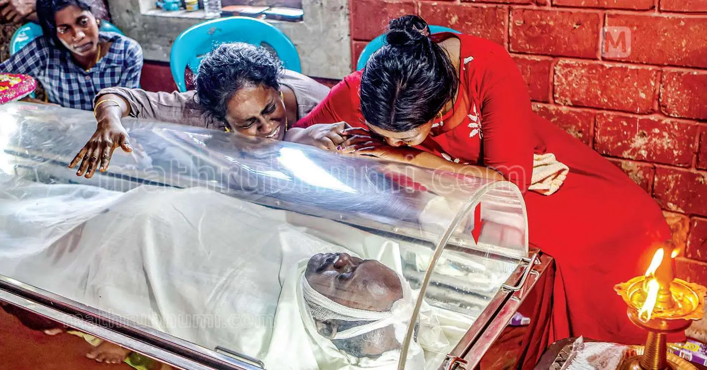 • വേണുവിന്റെ മൃതദേഹം കൊല്ലം പന്മനമനയിലെ പൂജാഭവനത്തിൽ കൊണ്ടുവന്നപ്പോൾ വിലപിക്കുന്ന ഭാര്യ സിന്ധുവും(നടുവിൽ) മക്കളായ വർഷയും വിദ്യയും |ഫോട്ടോ:സി.ആർ.ഗിരീഷ് കുമാർ
