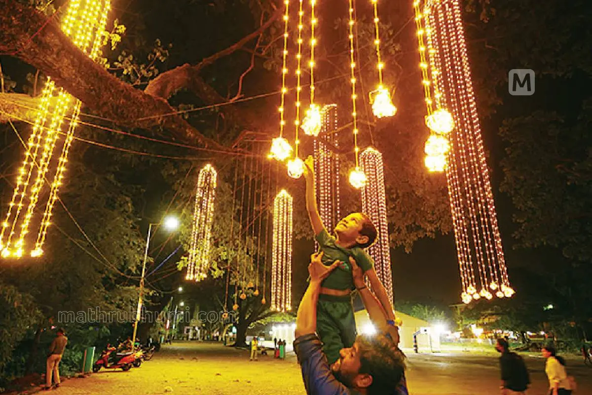 സംസ്ഥാന സ്കൂൾ ശാസ്ത്രോത്സവത്തിന്റെ പ്രധാന വേദികളിലൊന്നായ പാലക്കാട് കോട്ടമൈതാനത്ത് ഒരുക്കിയ പന്തലും ദീപാലങ്കാരങ്ങളും
