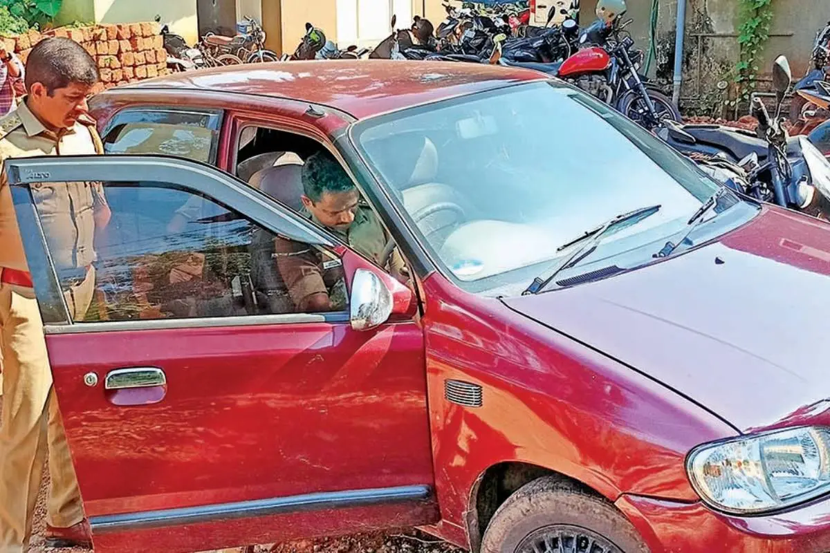 സ്കൂൾമൈതാനത്ത് സാഹസികപ്രകടനം നടത്തിയ കാർ പേരാമ്പ്ര പോലീസ് സ്റ്റേഷനിൽ എംവിഐ എം.ജി. ഗിരീഷ് പരിശോധിക്കുന്നു