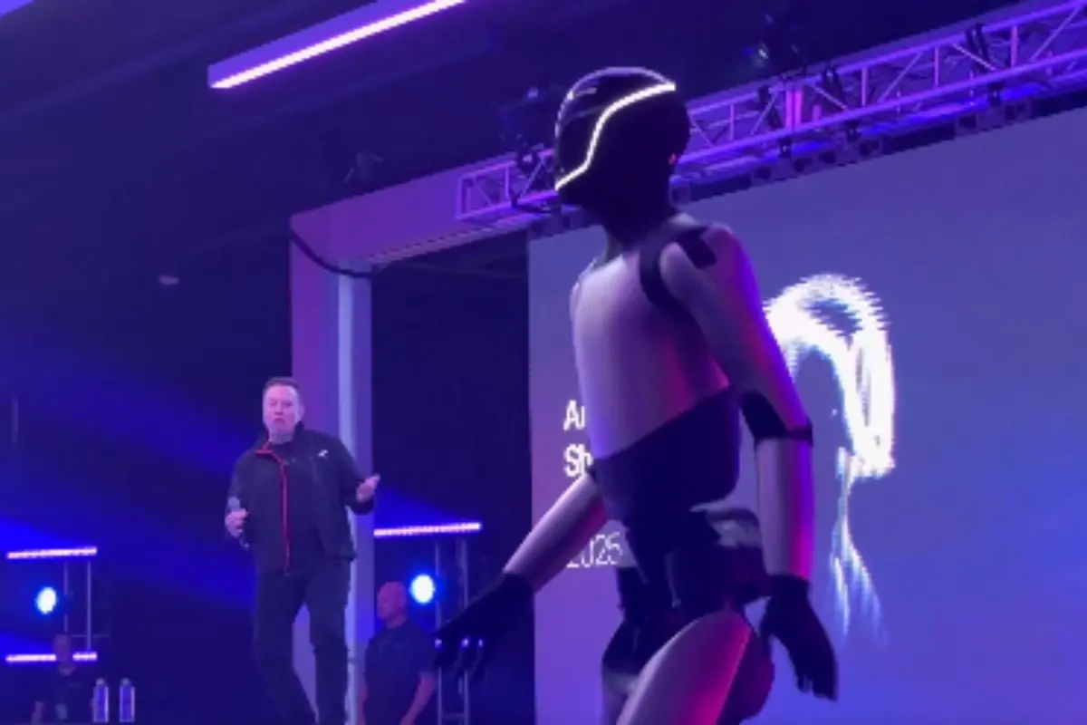 Elon Musk and the robot mimicking his moves (Screengrab: X)