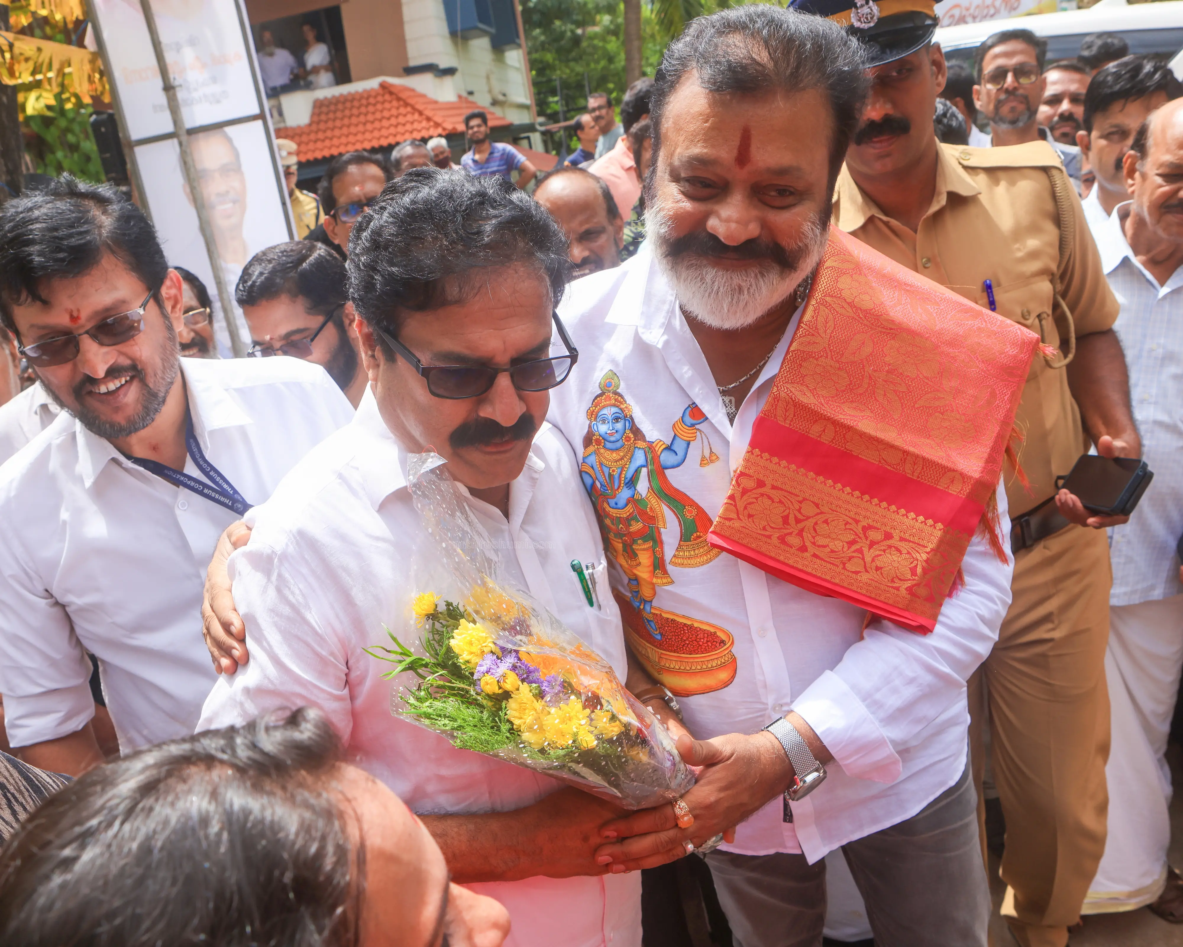 കേന്ദ്രമന്ത്രി സുരേഷ് ഗോപിയും തൃശൂർ കോർപറേഷൻ മേയർ എം.കെ. വർഗീസും | File Photo: Mathrubhumi