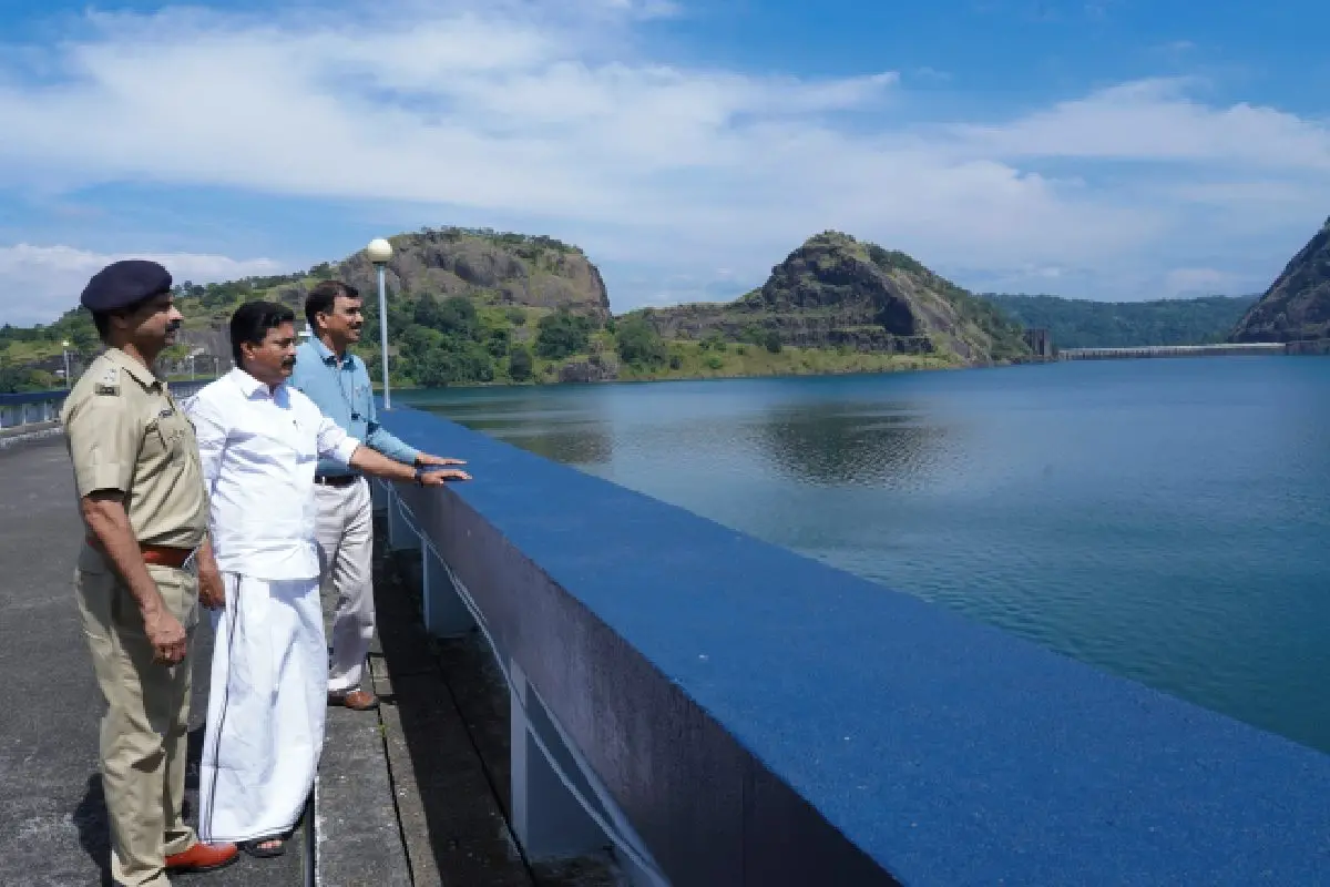 മന്ത്രി റോഷി അഗസ്റ്റിൻ, ജില്ലാ കളക്ടർ ദിനേശൻ ചെറുവാട്ട്, ജില്ലാ പോലീസ് മേധാവി കെ.എം സാബു മാത്യു എന്നിവർ ഡാം സന്ദർശിക്കുന്നു.
