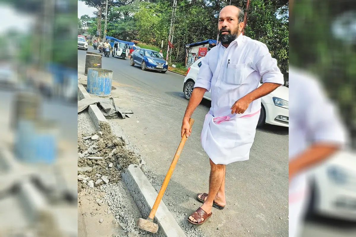 തൃശ്ശൂർ-കുറ്റിപ്പുറം സംസ്ഥാനപാതയിൽ പുതുതായി നിർമിച്ച ഡിവൈഡർ കോൺഗ്രസ് നേതാവ് അനിൽ അക്കര ചുറ്റികകൊണ്ട് തല്ലിത്തകർക്കുന്നു