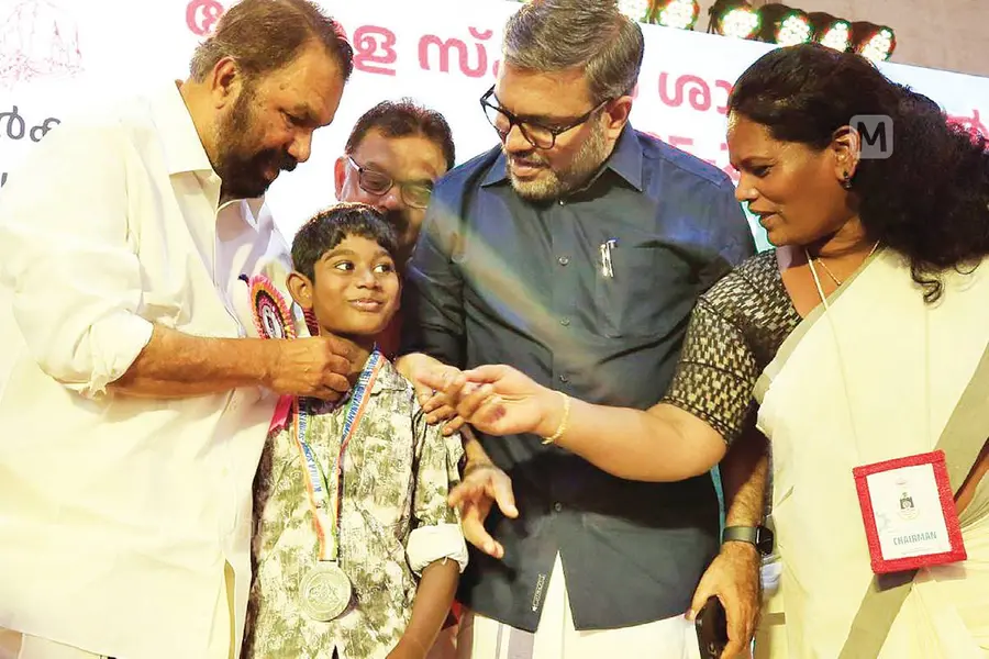 ബാഗിനൊപ്പം നഷ്ടപ്പെട്ട മെഡൽ; മന്ത്രി വാക്കുപാലിച്ചു, ഹാഷിം ഹാപ്പി...