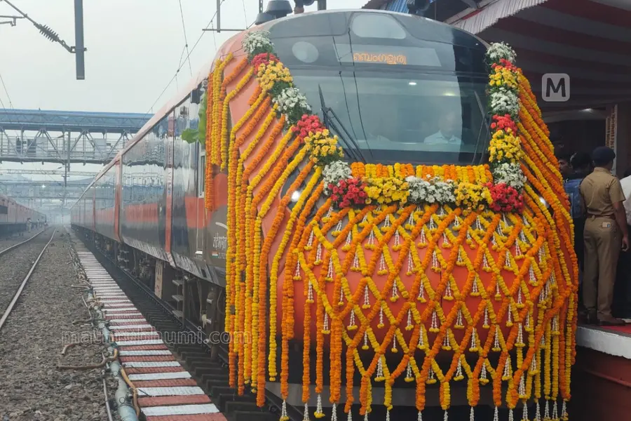 എറണാകുളം-ബെംഗളൂരു വന്ദേഭാരത് പ്രധാനമന്ത്രി ഉദ്ഘാടനംചെയ്തു; യാത്രയ്ക്ക് വേണ്ടത് 8.40 മണിക്കൂര് മാത്രം