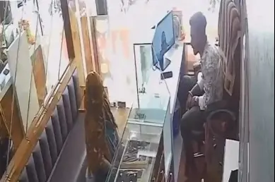 സിസിടിവി ദൃശ്യങ്ങളിൽനിന്ന് | Image courtesy: https://x.com/venom1s/status/1986710988574654929
