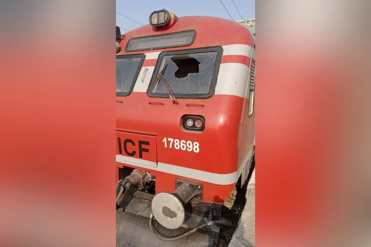 The windshield of the train after the bird attack (Photo: X)