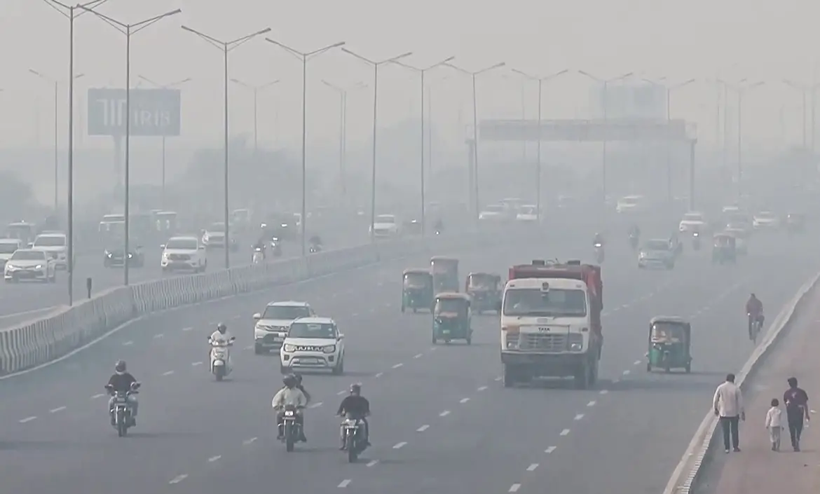 Vehicles commute under dense smog on NH-24 as air quality in Delhi dips to 'very poor' category on Saturday Photo: ANI video grab