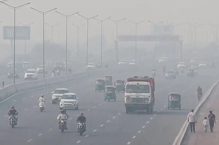 Toxic air engulfs Delhi: AQI breaches 400, pollution reaches 'severe' levels