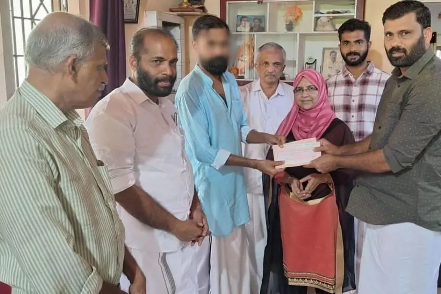 ഐ.വൈ.സി.സി ബഹ്റൈന് 'സാന്ത്വനസ്പര്ശം' സഹായനിധി കൈമാറി
