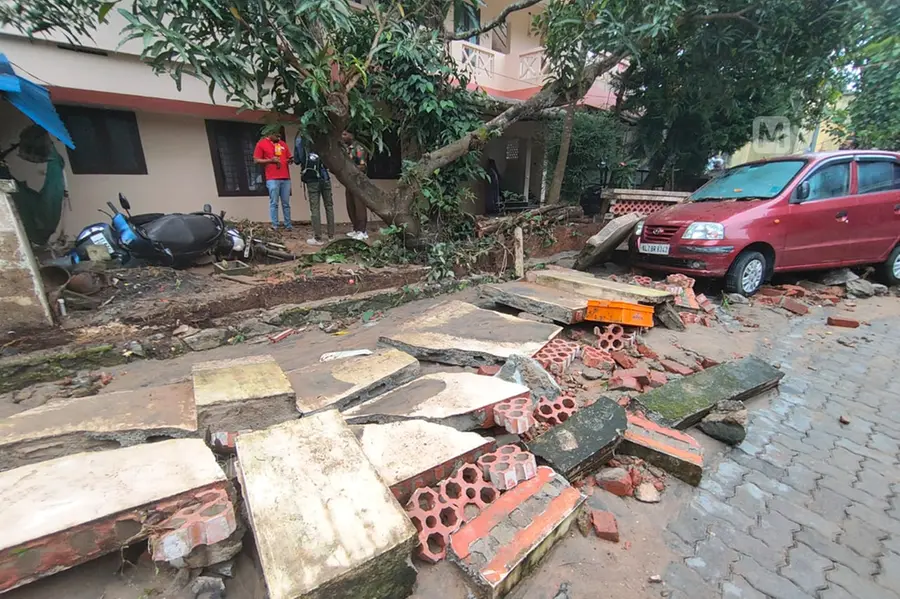 തമ്മനത്ത് കൂറ്റൻ ജലസംഭരണി തകര്ന്നു; വൻ നാശനഷ്ടം, വാഹനങ്ങള് ഒഴുകി നീങ്ങി