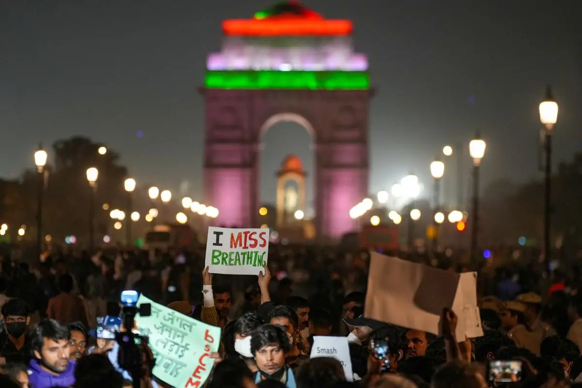 People hold placards as they protest against the worsening air quality in the national capital, at the India Gate, in New Delhi, Sunday, Nov. 9, 2025. (PTI Photo/Karma Bhutia)